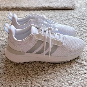 NWOT Adidas Women’s size 7.5 cloud foam running shoes white